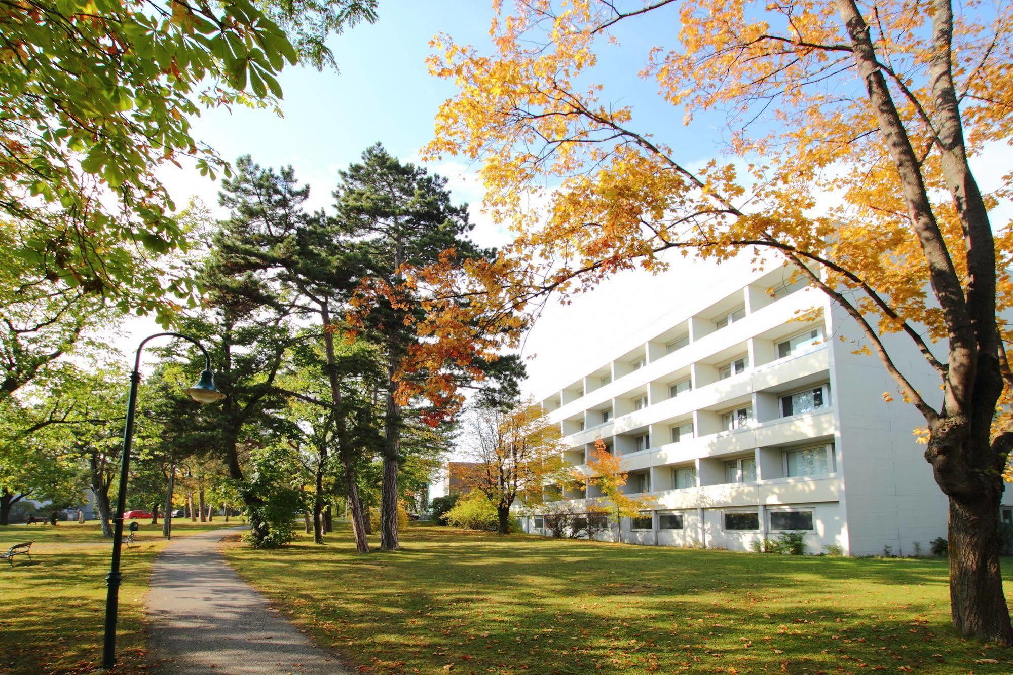 College Garden Hotel Bad Voeslau Exteriör bild