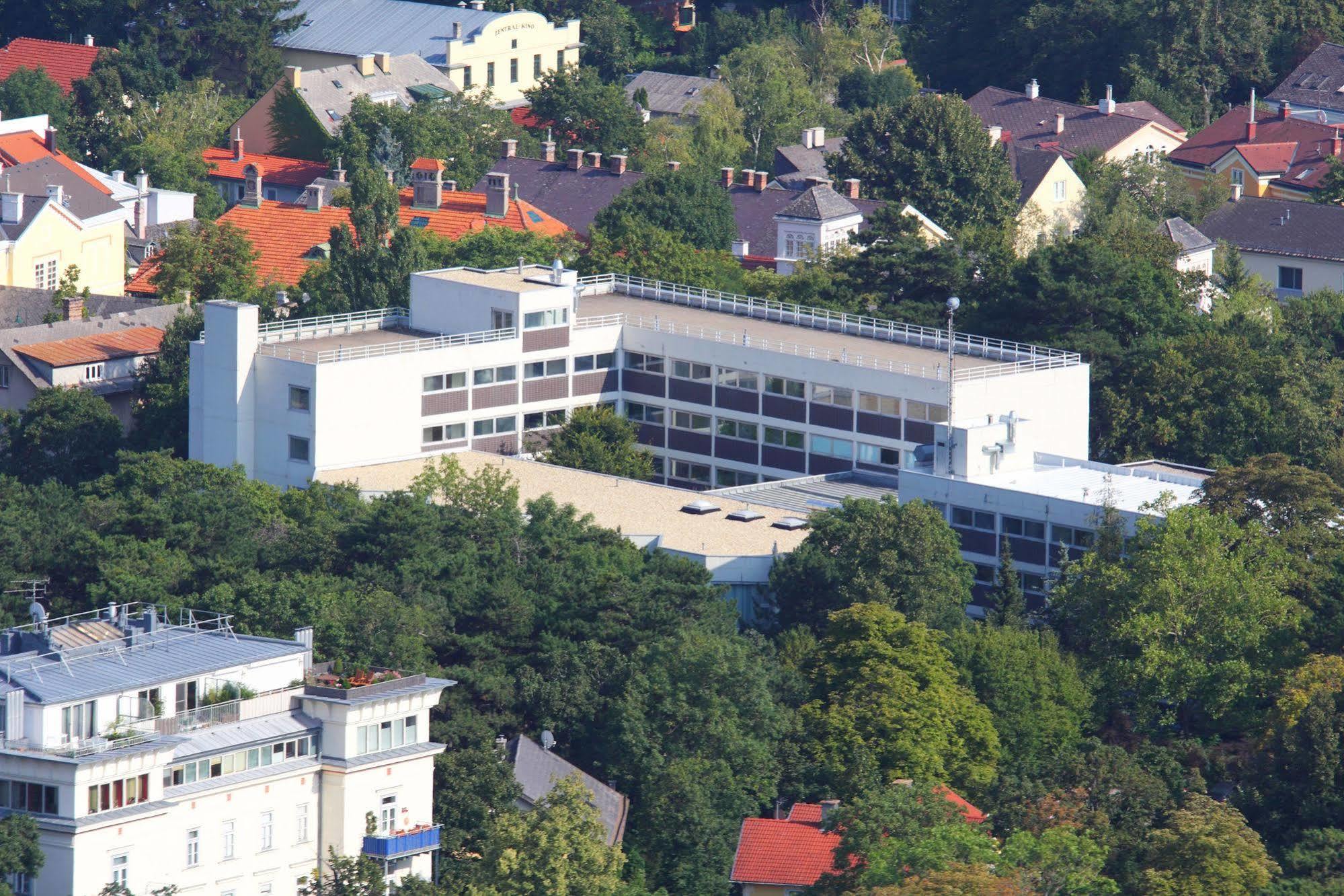 College Garden Hotel Bad Voeslau Exteriör bild