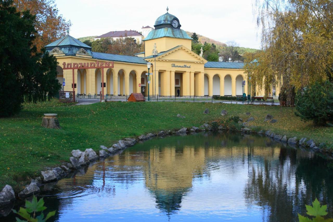 College Garden Hotel Bad Voeslau Exteriör bild
